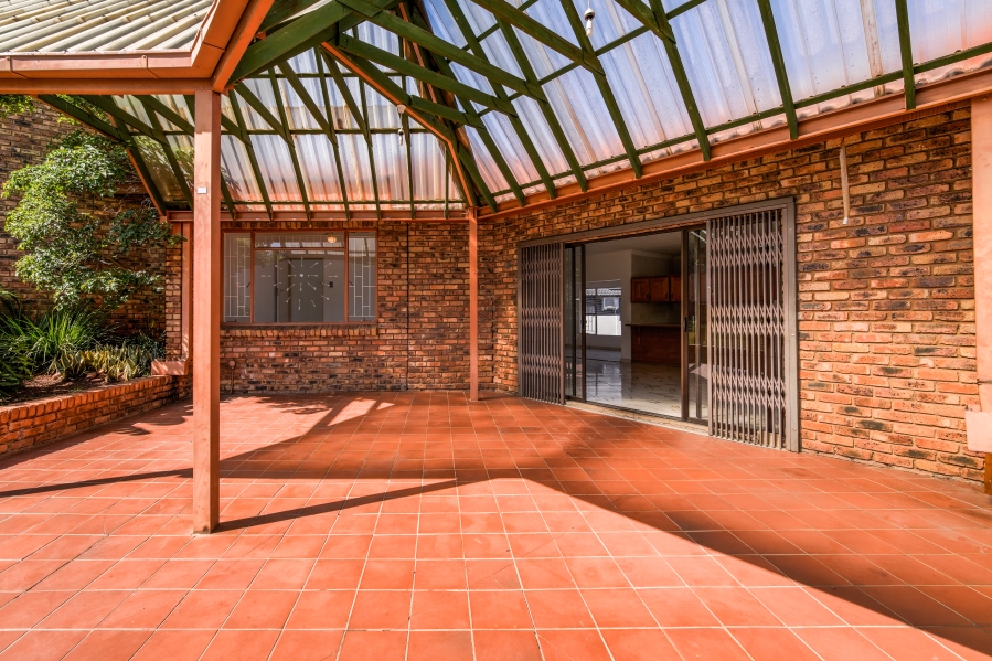 3 Bedroom Property for Sale in Faerie Glen Gauteng