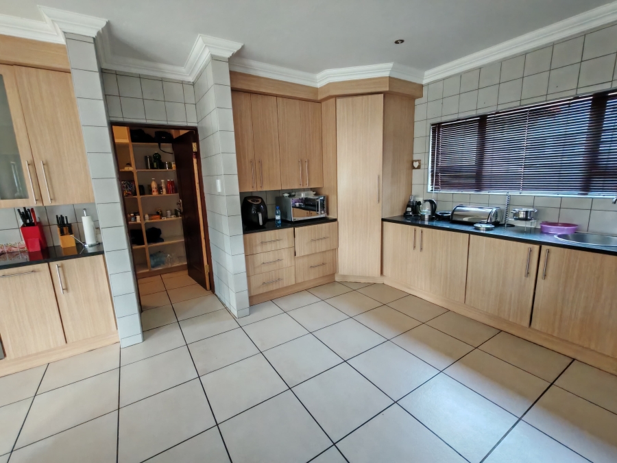 5 Bedroom Property for Sale in Zambezi Country Estate Gauteng