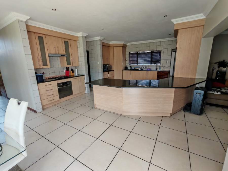 5 Bedroom Property for Sale in Zambezi Country Estate Gauteng