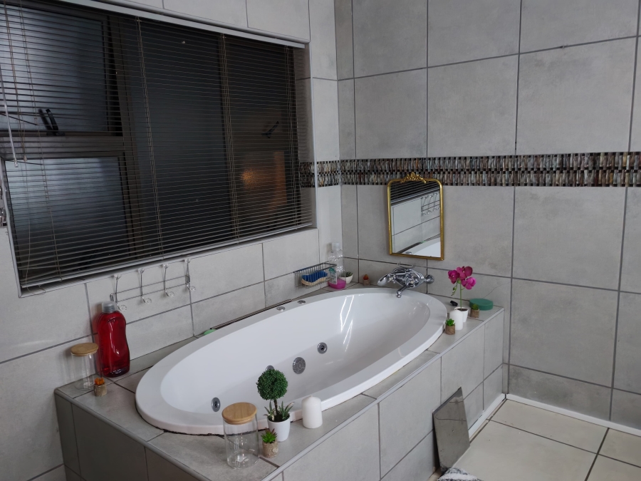 5 Bedroom Property for Sale in Zambezi Country Estate Gauteng