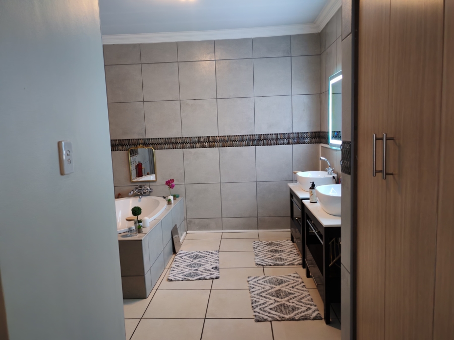 5 Bedroom Property for Sale in Zambezi Country Estate Gauteng