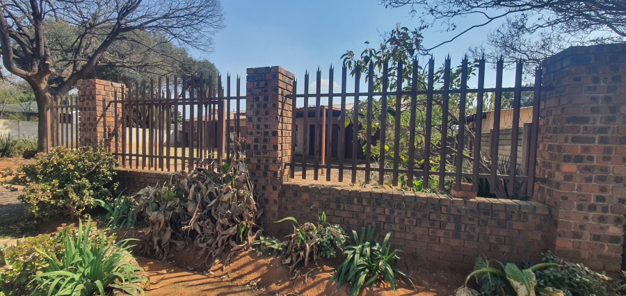 To Let 4 Bedroom Property for Rent in Rensburg Gauteng