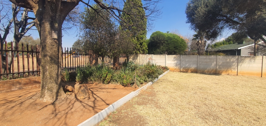 To Let 4 Bedroom Property for Rent in Rensburg Gauteng