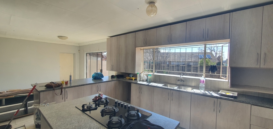 To Let 4 Bedroom Property for Rent in Rensburg Gauteng