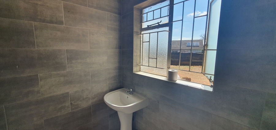 To Let 4 Bedroom Property for Rent in Rensburg Gauteng