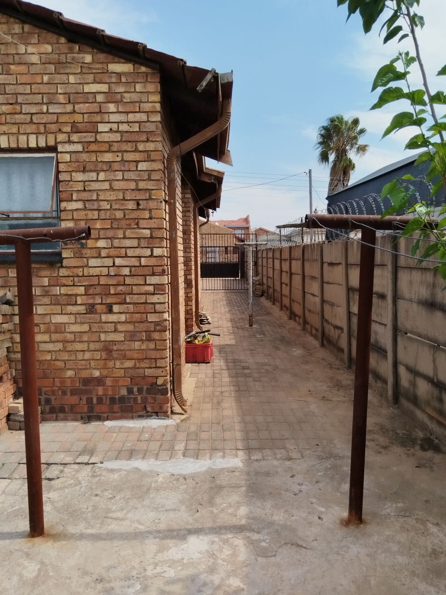 5 Bedroom Property for Sale in Soshanguve L Gauteng