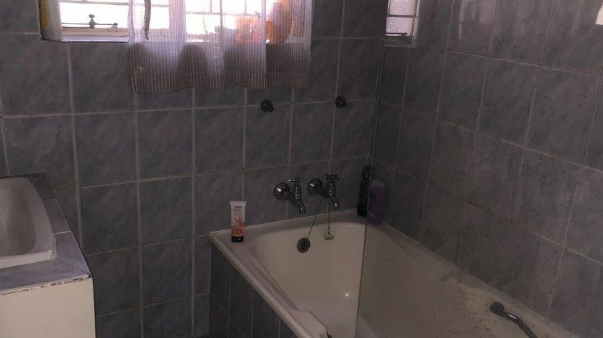 6 Bedroom Property for Sale in Bardene Gauteng