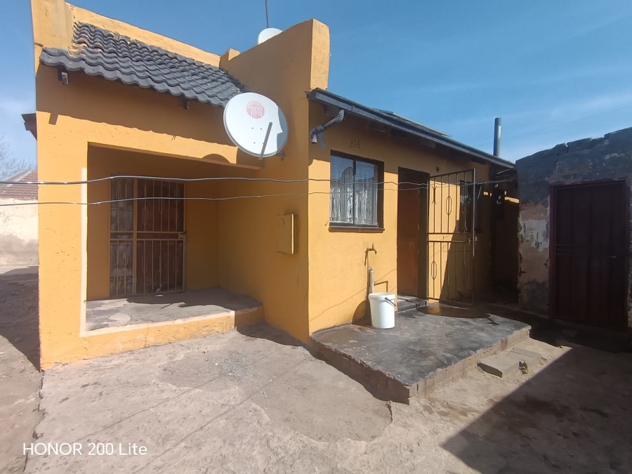 2 Bedroom Property for Sale in Makulong Gauteng