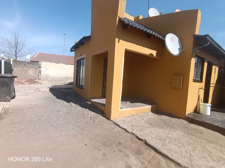 2 Bedroom Property for Sale in Makulong Gauteng