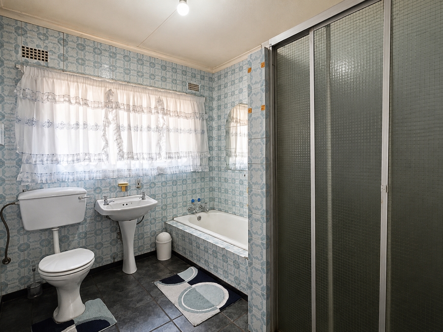 3 Bedroom Property for Sale in Unitas Park Gauteng