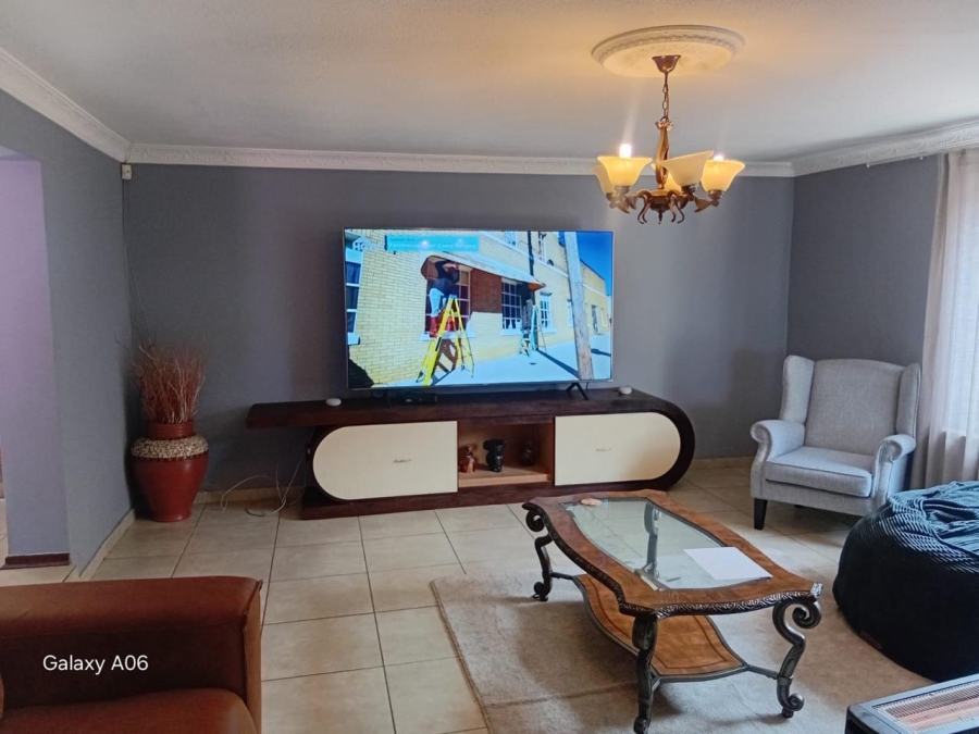 5 Bedroom Property for Sale in Linmeyer Gauteng