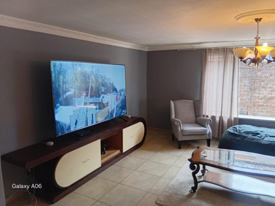 5 Bedroom Property for Sale in Linmeyer Gauteng