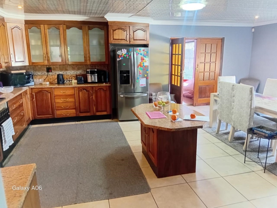5 Bedroom Property for Sale in Linmeyer Gauteng