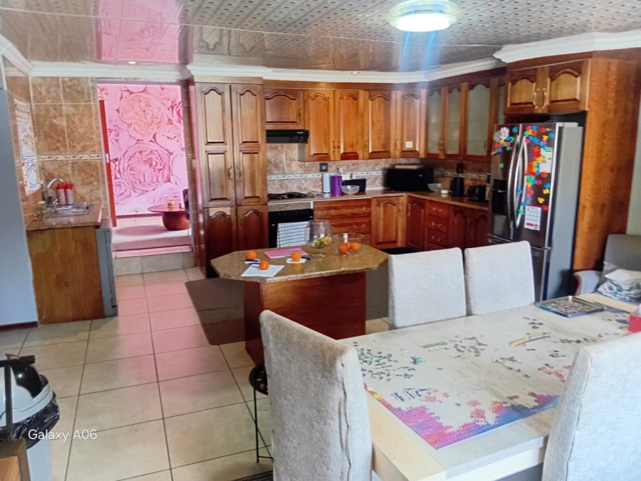 5 Bedroom Property for Sale in Linmeyer Gauteng