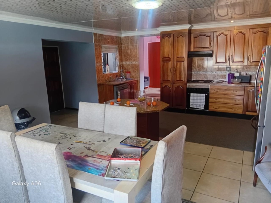 5 Bedroom Property for Sale in Linmeyer Gauteng
