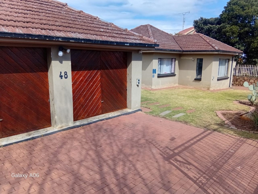 5 Bedroom Property for Sale in Linmeyer Gauteng