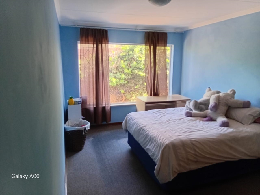 5 Bedroom Property for Sale in Linmeyer Gauteng