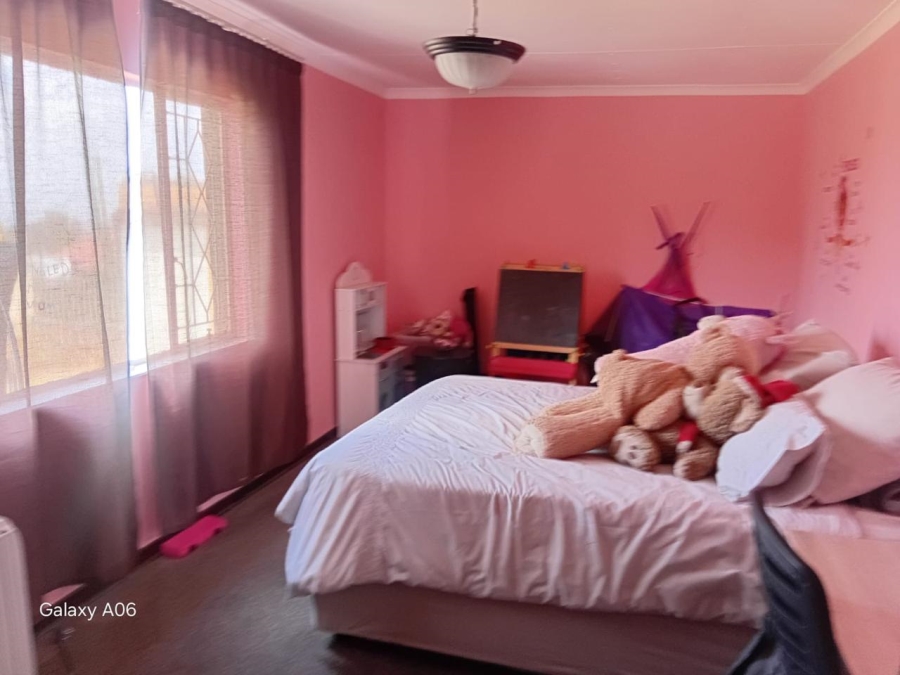 5 Bedroom Property for Sale in Linmeyer Gauteng