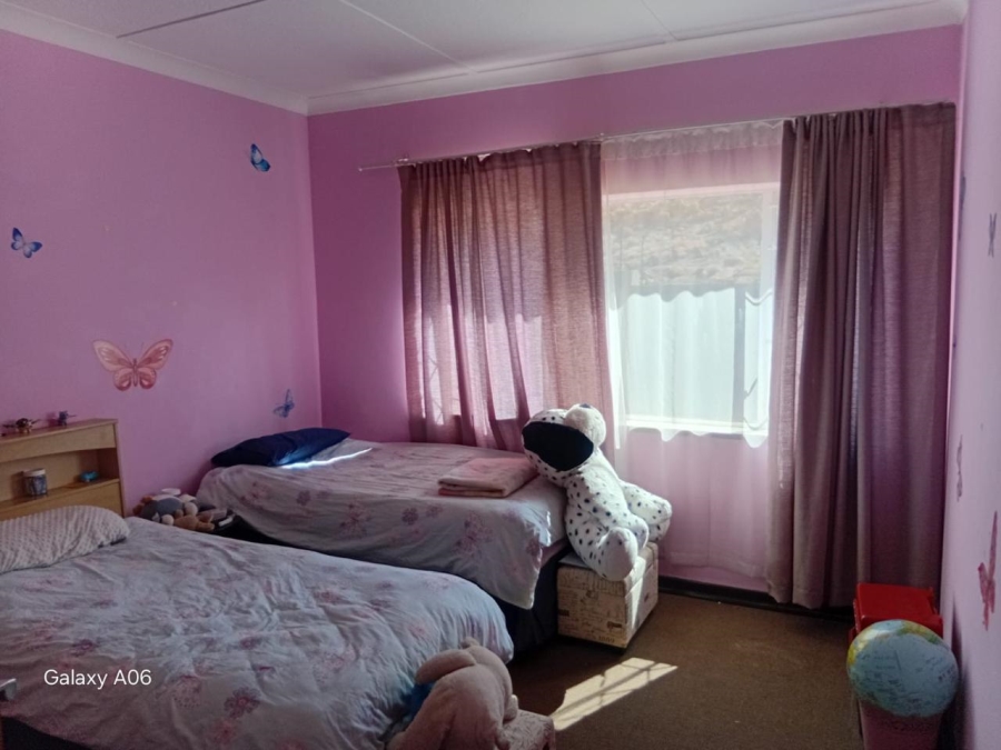 5 Bedroom Property for Sale in Linmeyer Gauteng