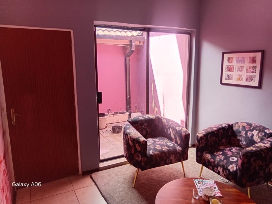 5 Bedroom Property for Sale in Linmeyer Gauteng