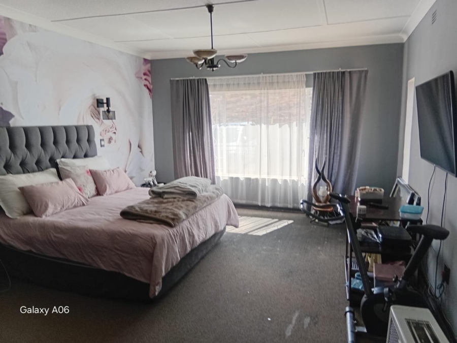 5 Bedroom Property for Sale in Linmeyer Gauteng