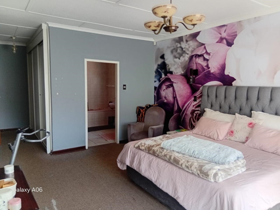 5 Bedroom Property for Sale in Linmeyer Gauteng