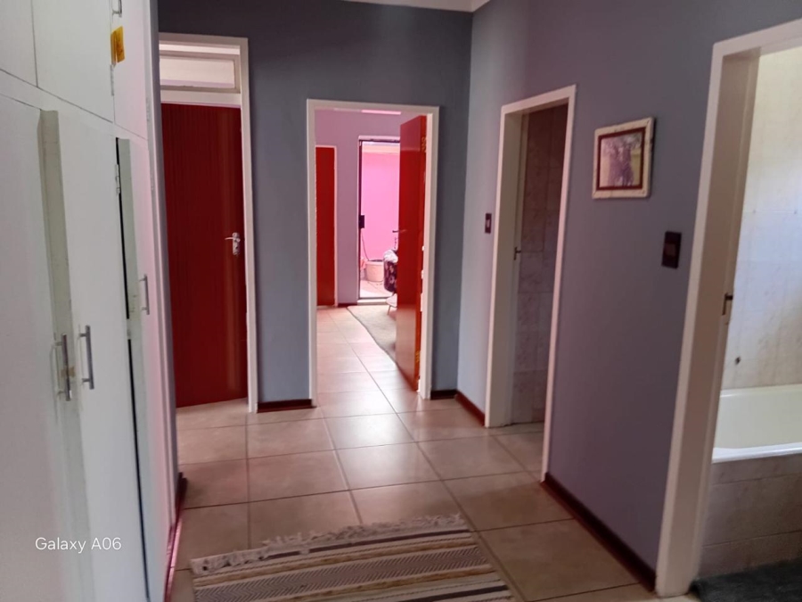 5 Bedroom Property for Sale in Linmeyer Gauteng