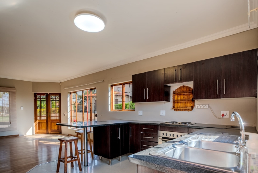 6 Bedroom Property for Sale in Olympus Ridge Gauteng
