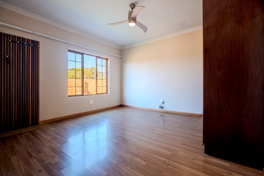 6 Bedroom Property for Sale in Olympus Ridge Gauteng