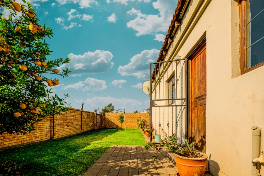 6 Bedroom Property for Sale in Olympus Ridge Gauteng