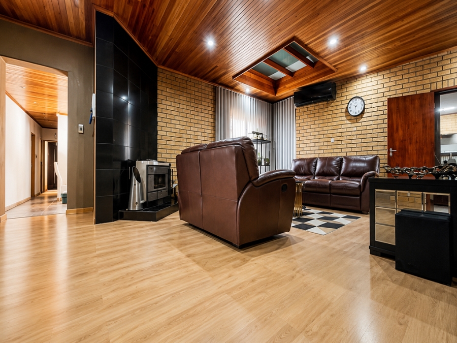5 Bedroom Property for Sale in Lenasia Gauteng