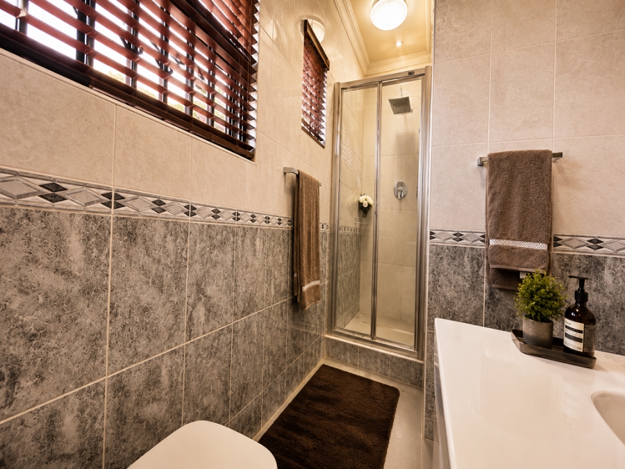 5 Bedroom Property for Sale in Lenasia Gauteng