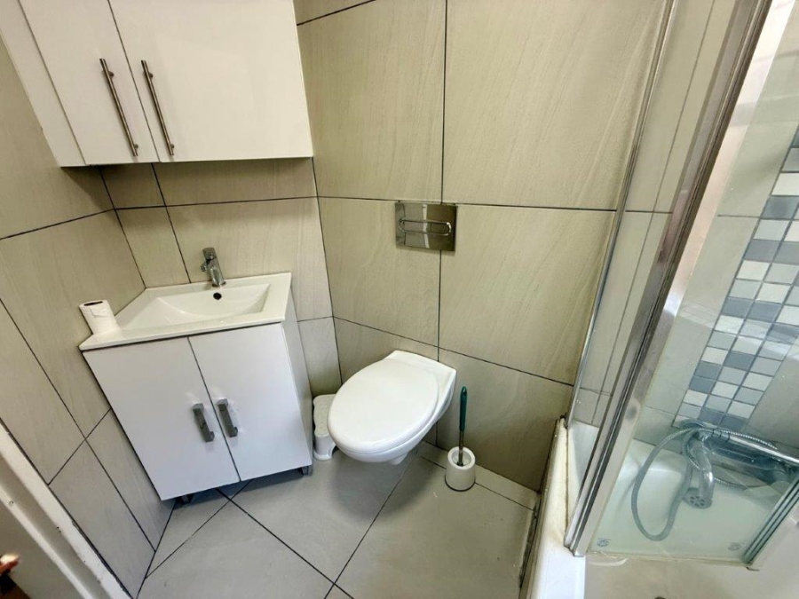 To Let 1 Bedroom Property for Rent in Illovo Gauteng