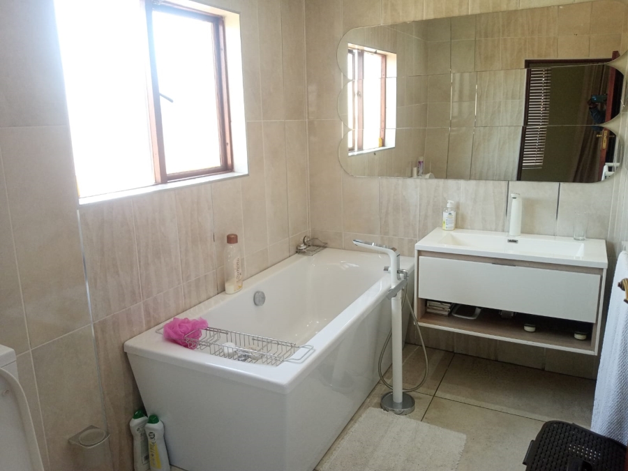 4 Bedroom Property for Sale in Parkhaven Gauteng