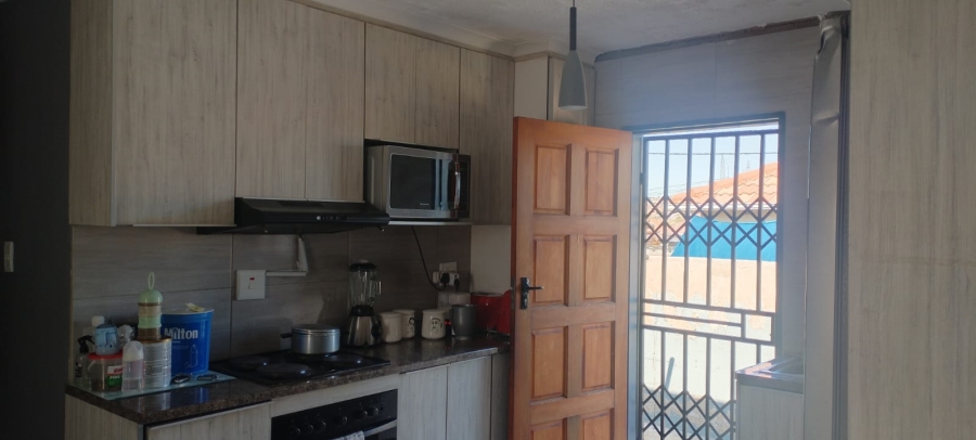 To Let 3 Bedroom Property for Rent in Glenway Estate Gauteng