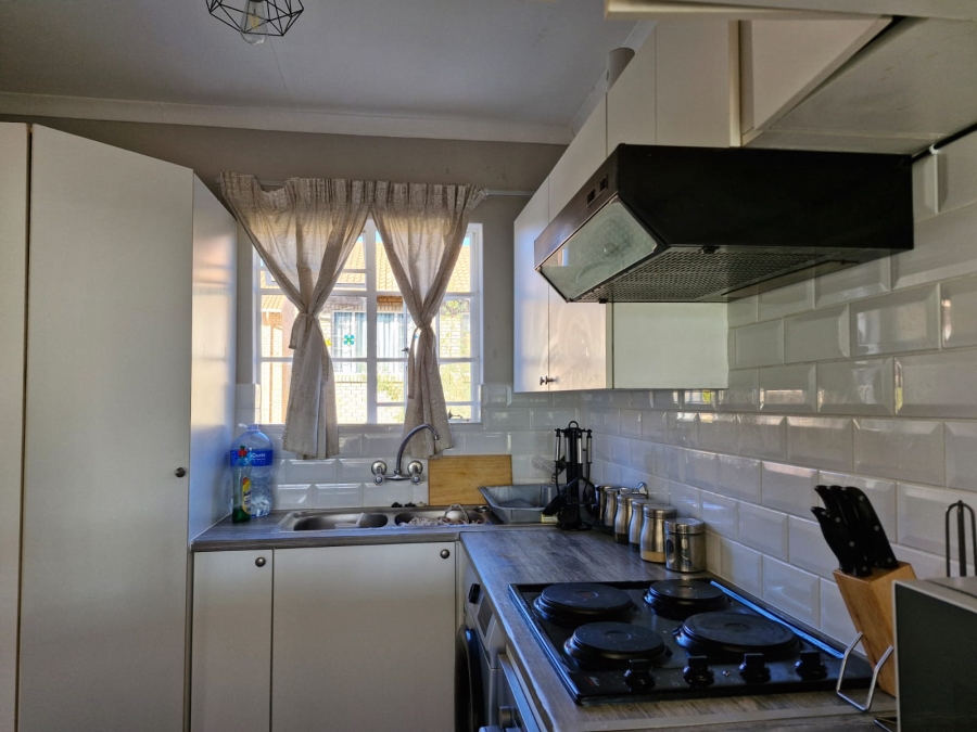 To Let 2 Bedroom Property for Rent in Faerie Glen Gauteng