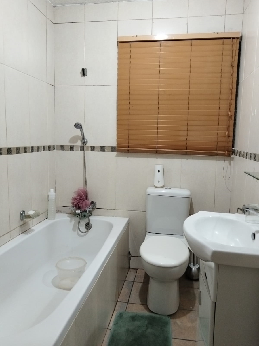 2 Bedroom Property for Sale in Glen Marais Gauteng