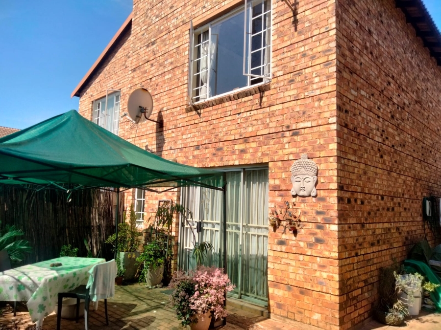 2 Bedroom Property for Sale in Sonneglans Gauteng