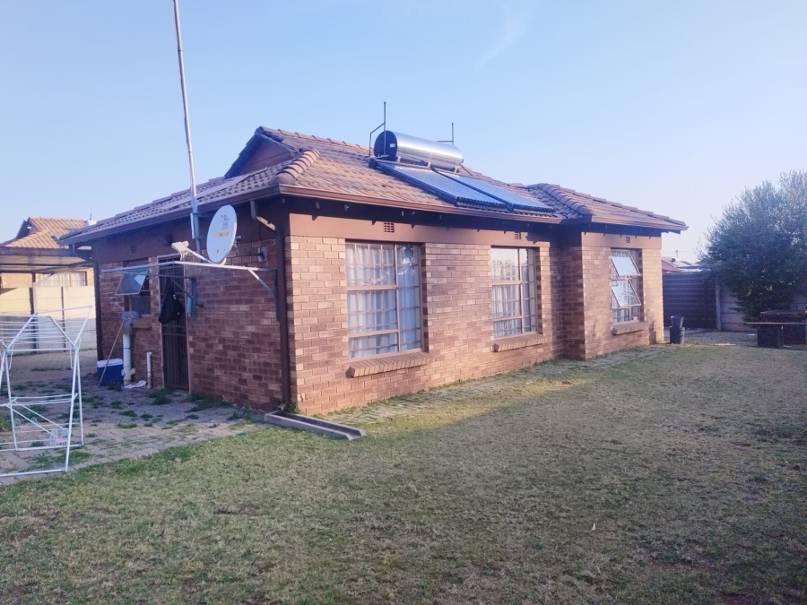 3 Bedroom Property for Sale in Clayville Gauteng