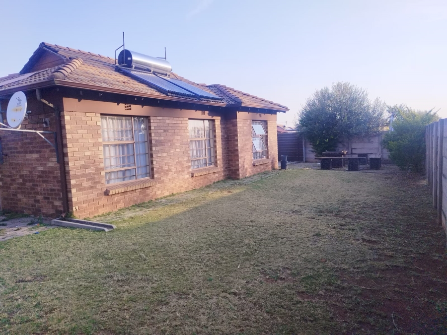 3 Bedroom Property for Sale in Clayville Gauteng