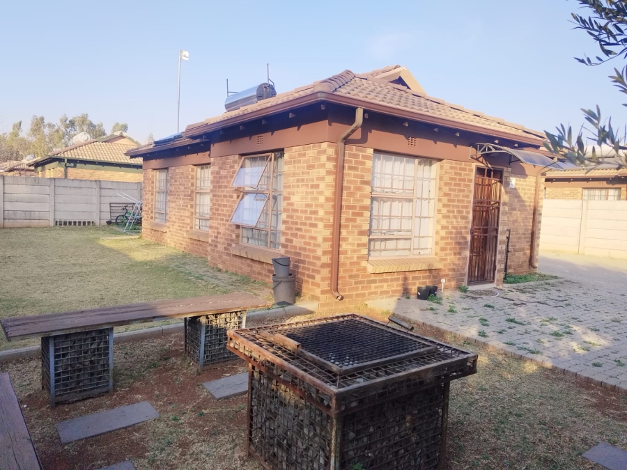 3 Bedroom Property for Sale in Clayville Gauteng