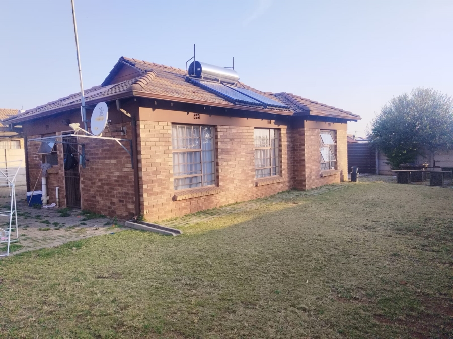 3 Bedroom Property for Sale in Clayville Gauteng