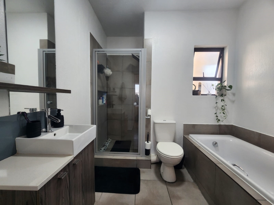 1 Bedroom Property for Sale in Beverley Gauteng