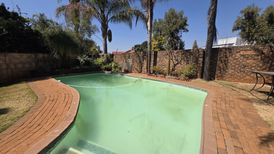 4 Bedroom Property for Sale in Garsfontein Gauteng