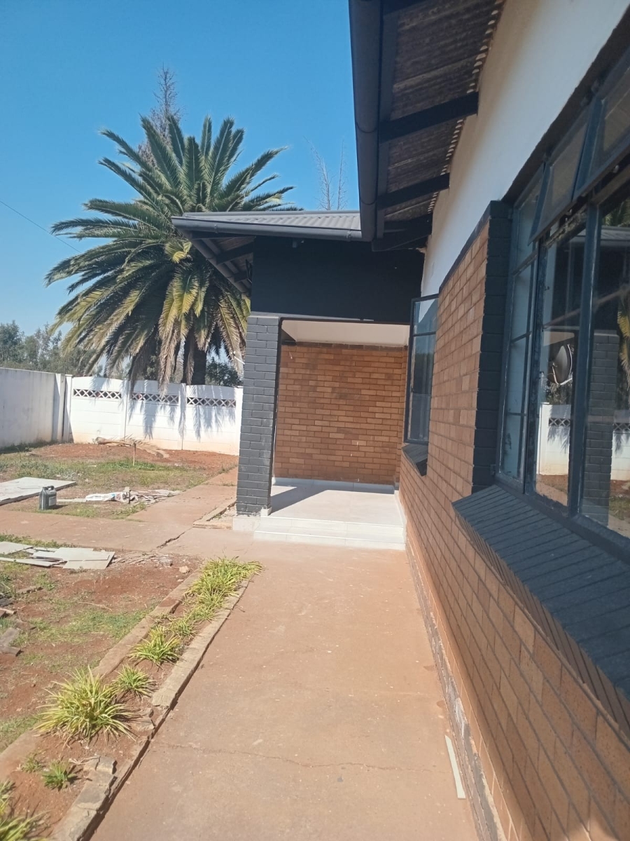 5 Bedroom Property for Sale in Clayville Gauteng