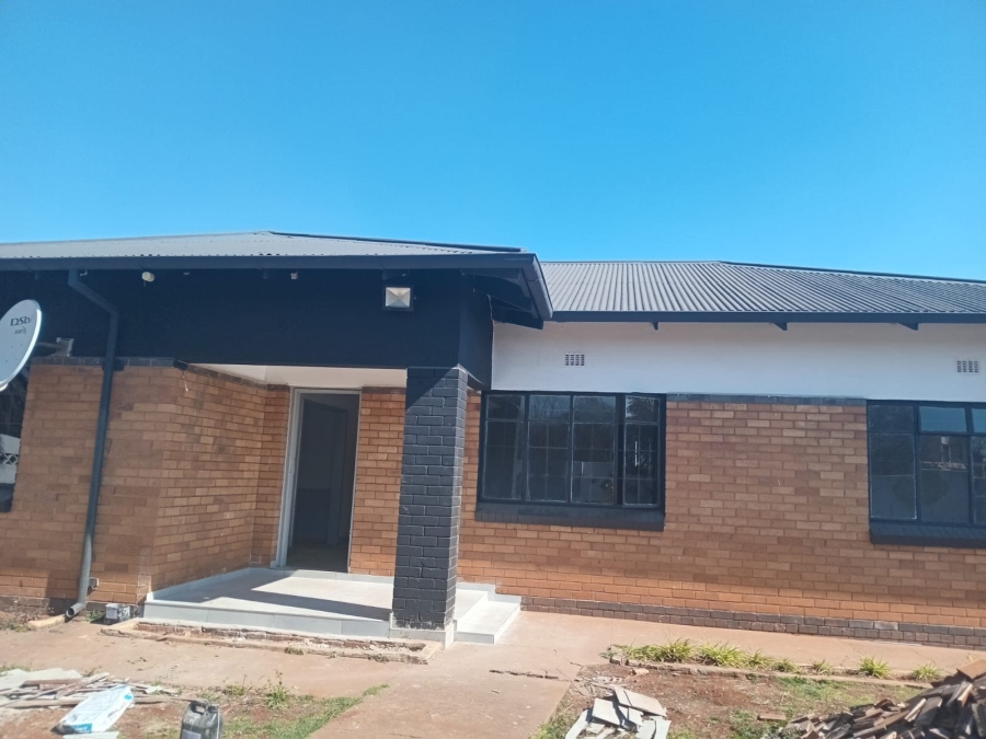5 Bedroom Property for Sale in Clayville Gauteng