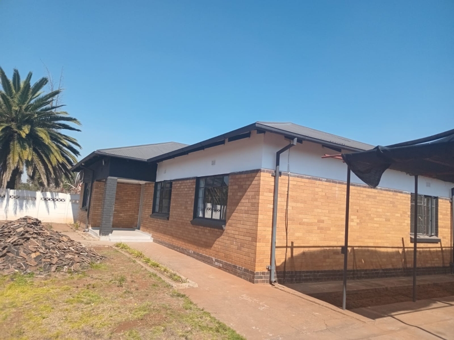 5 Bedroom Property for Sale in Clayville Gauteng