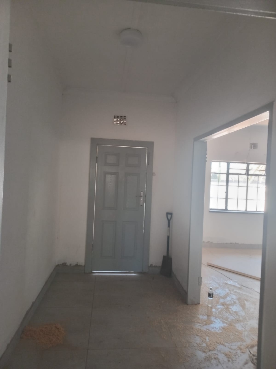 5 Bedroom Property for Sale in Clayville Gauteng