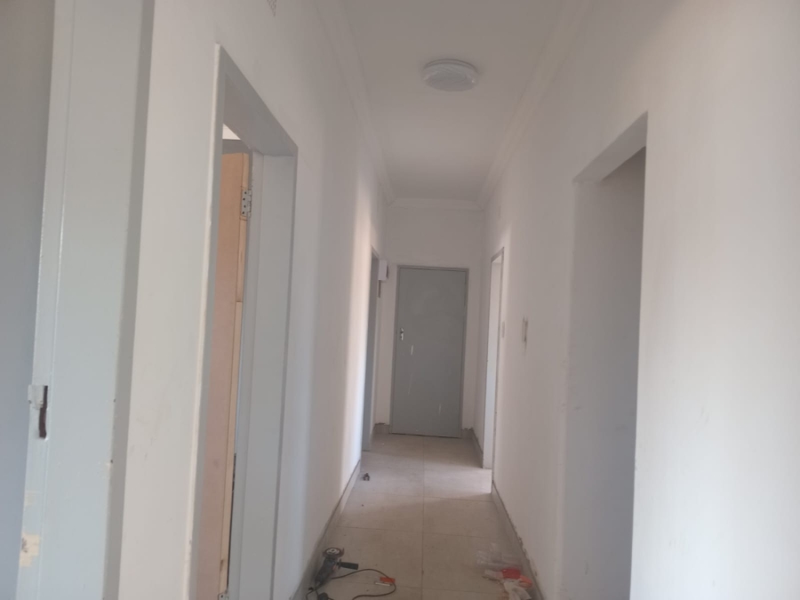5 Bedroom Property for Sale in Clayville Gauteng