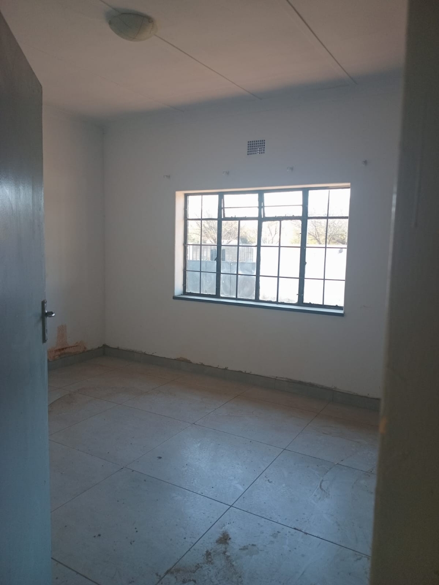 5 Bedroom Property for Sale in Clayville Gauteng